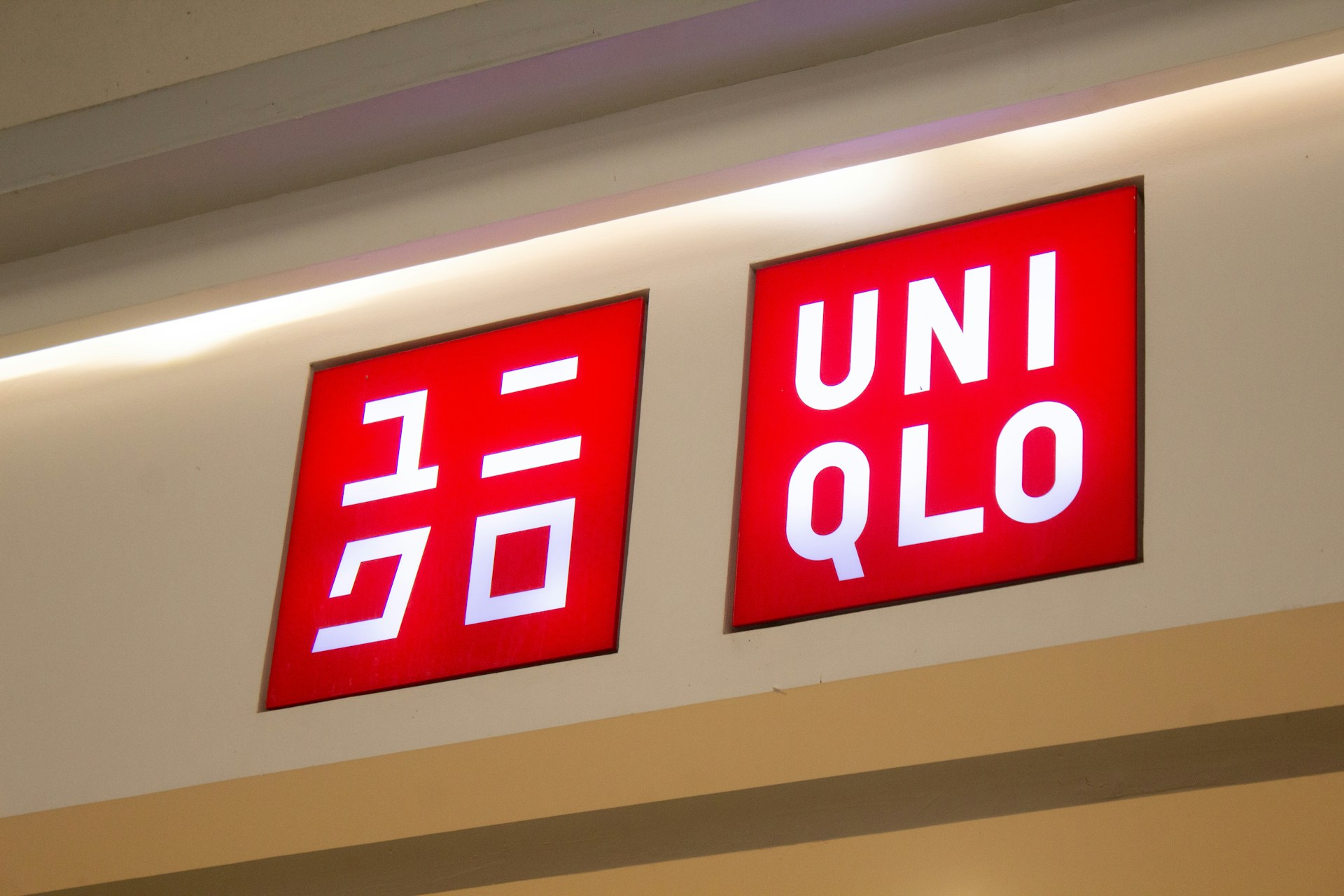 UNIQLO sign
